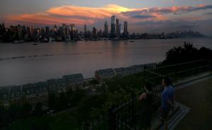 FOTO: AA / Magičan zalazak sunca iznad njujorškog Manhattana i New Jerseyja